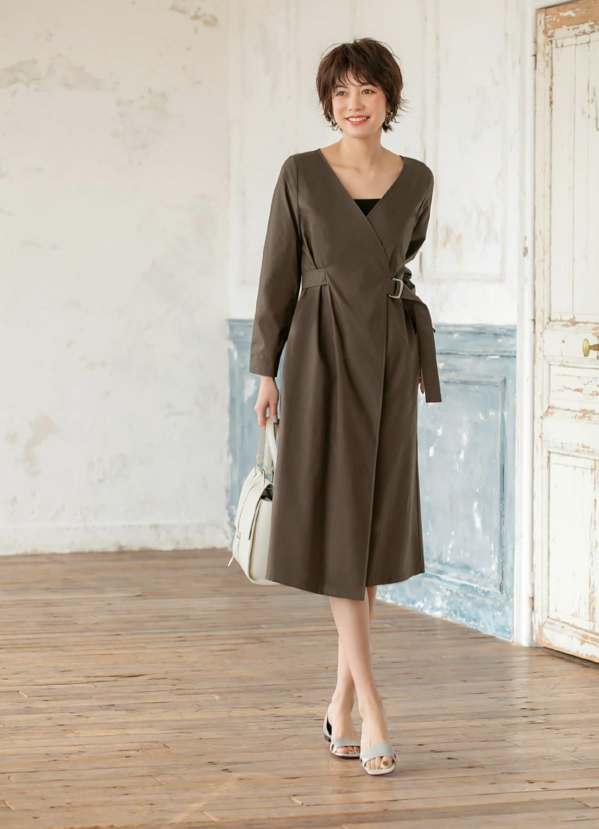 メリハリの効いたデザインが素敵な、カシュクールタイプのワンピースです。