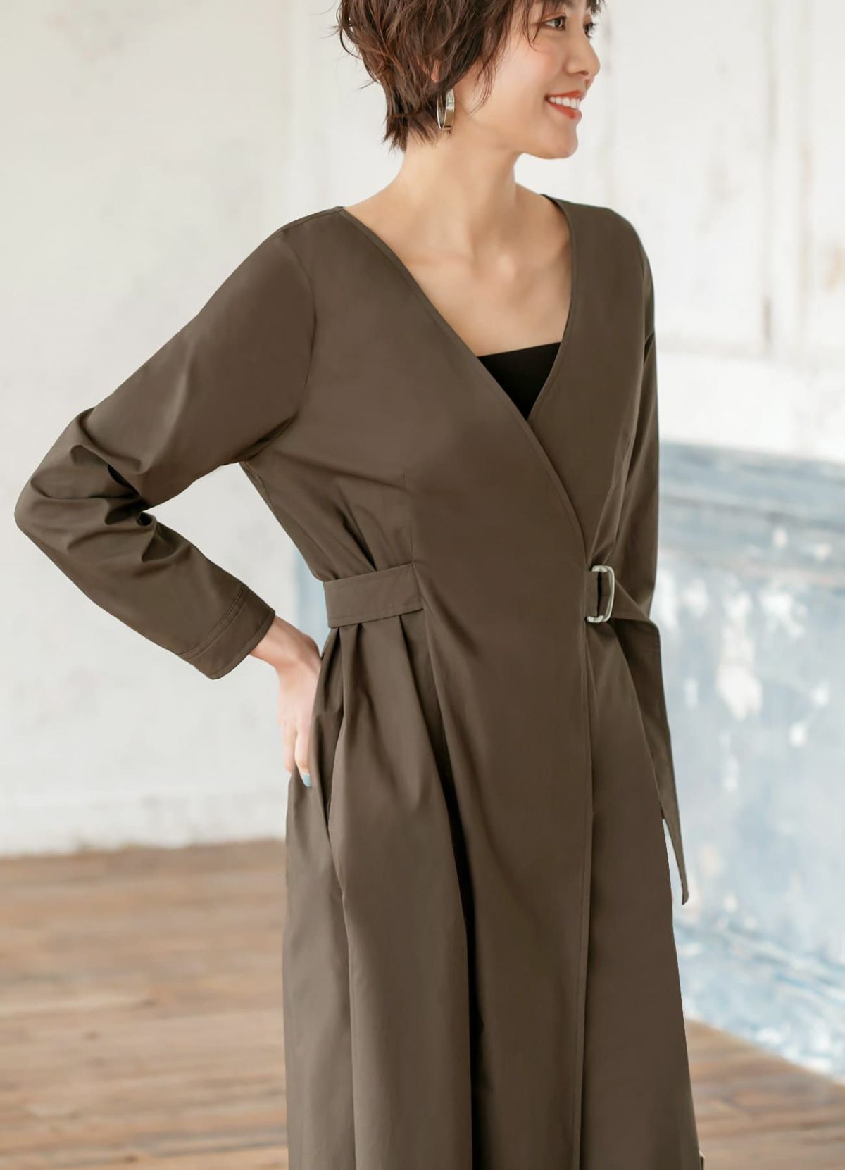 タンクトップなどお好みのインナーを着て、着用するワンピースです。