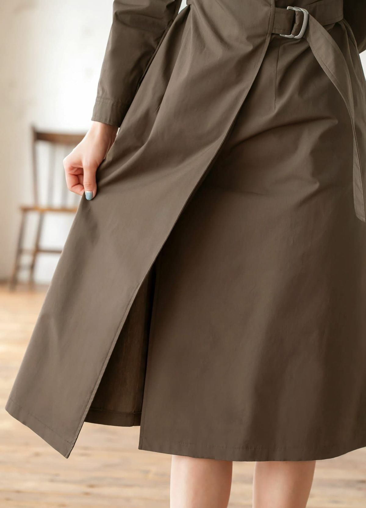 スカートは奥の方まで合わさっています。ペチコートを穿けばさらに安心♪