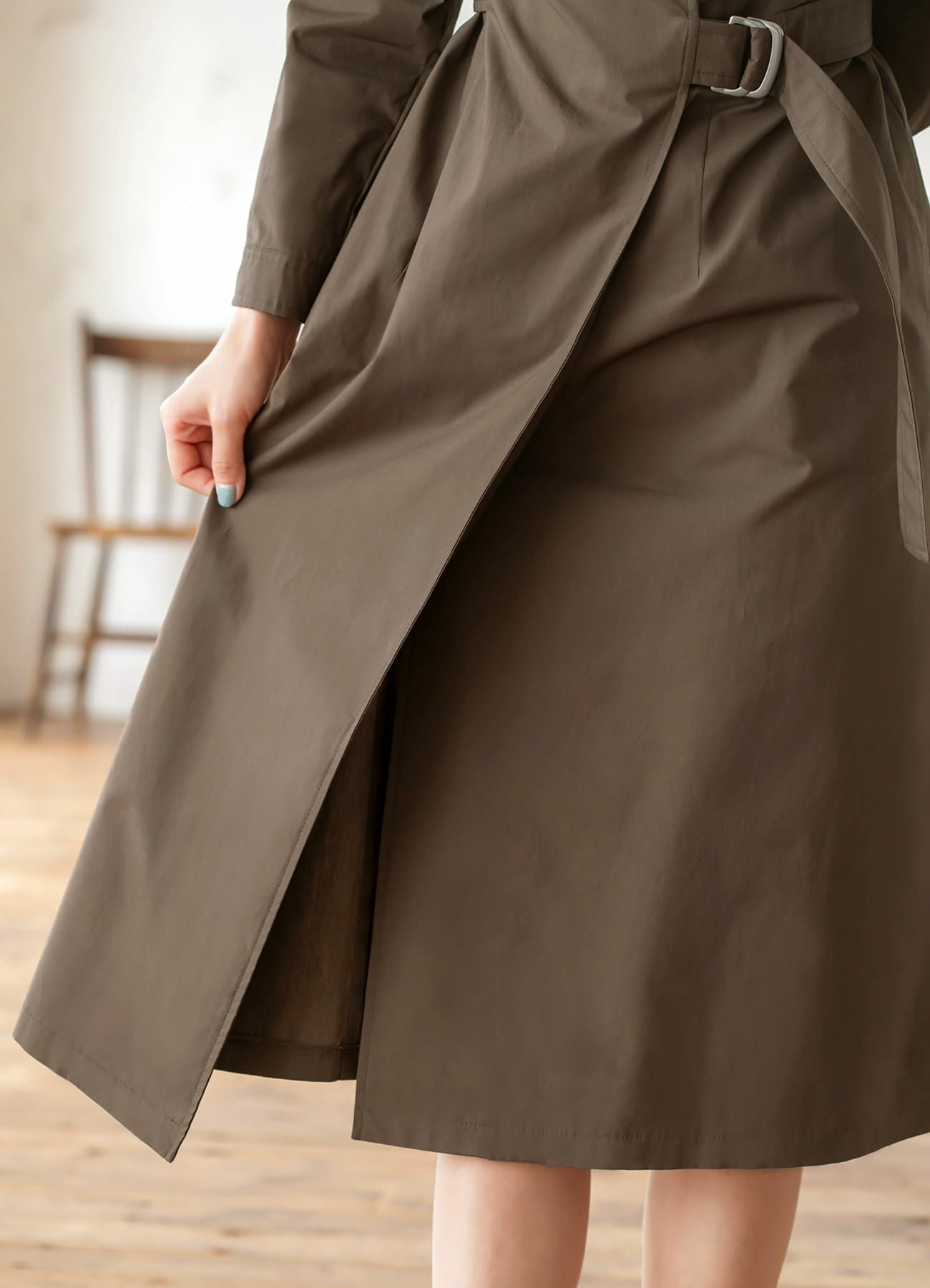 スカートは奥の方まで合わさっています。ペチコートを穿けばさらに安心♪