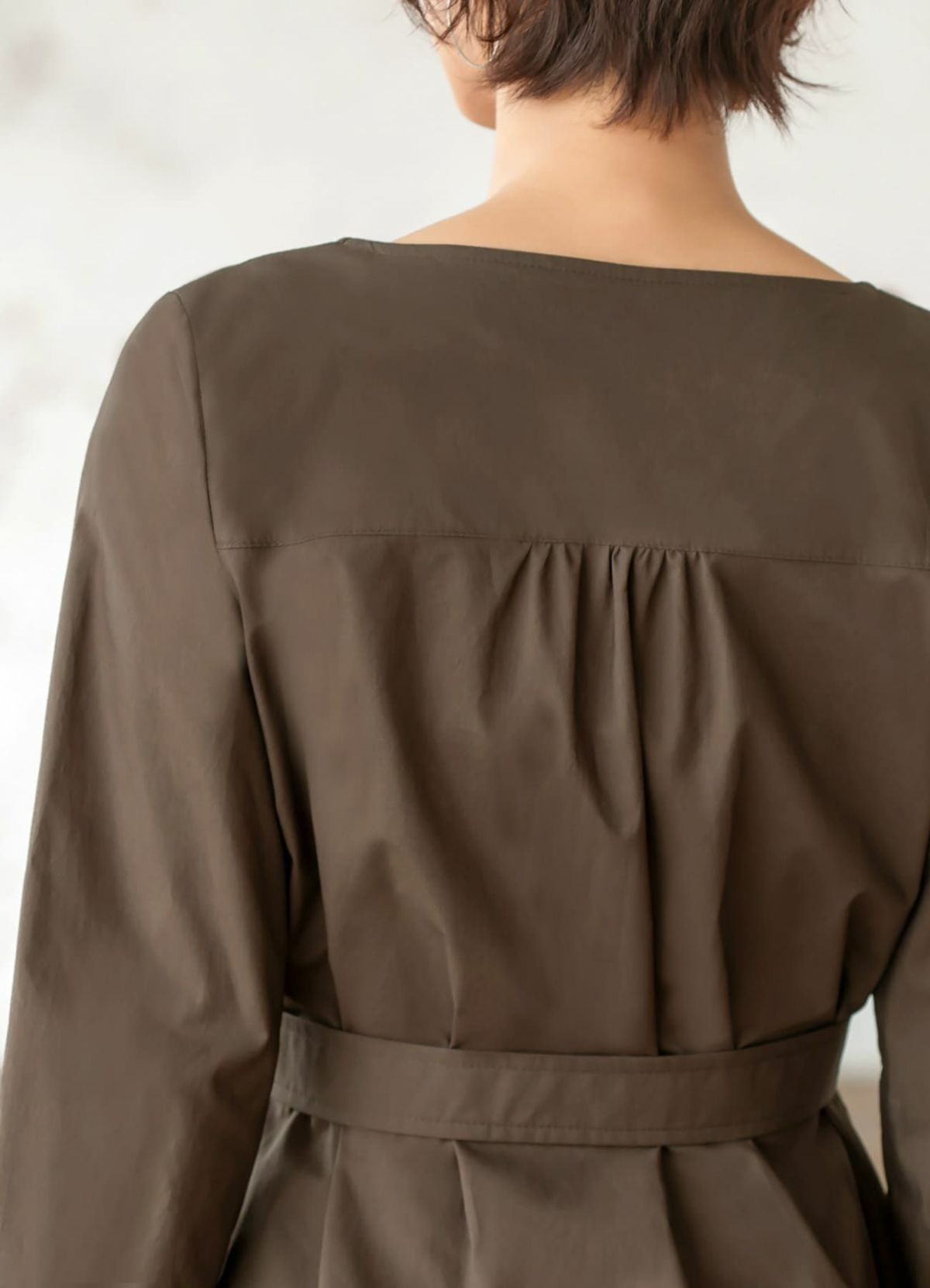 背中にはギャザーがあり、背中がのっぺりと大きく見えるのを回避します。