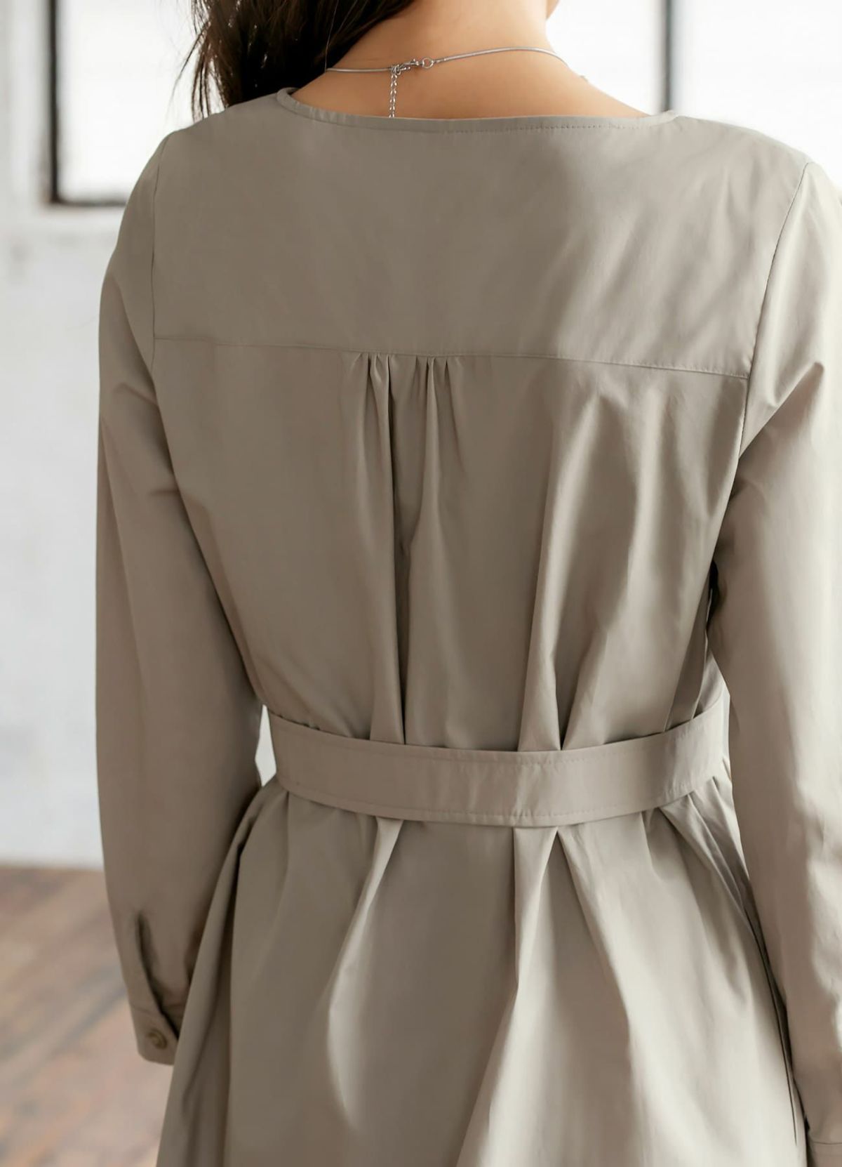 背中にはギャザーがあり、背中がのっぺりと大きく見えるのを回避します。