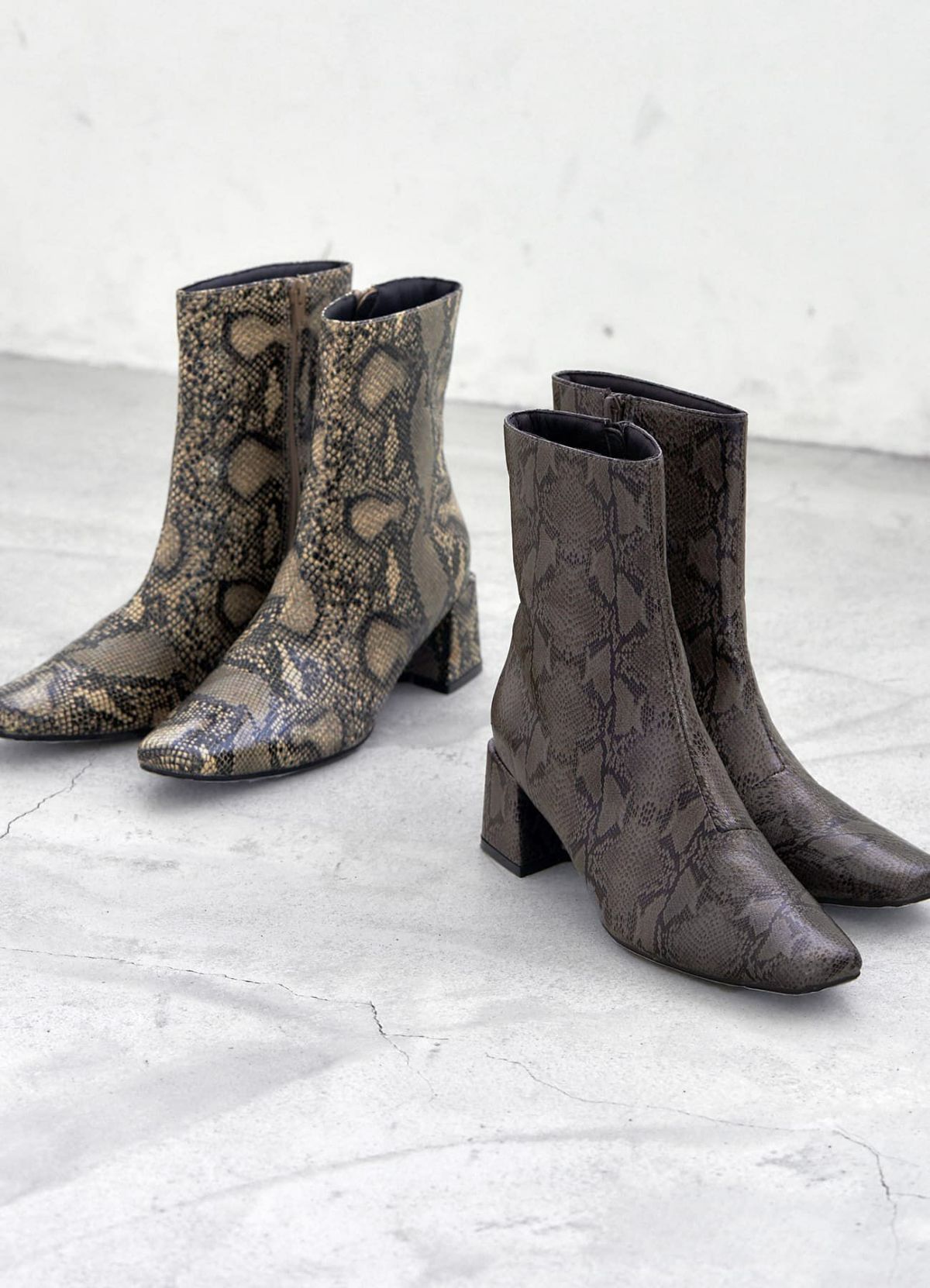 パイソン柄ブロックヒールスクエアトゥブーツ