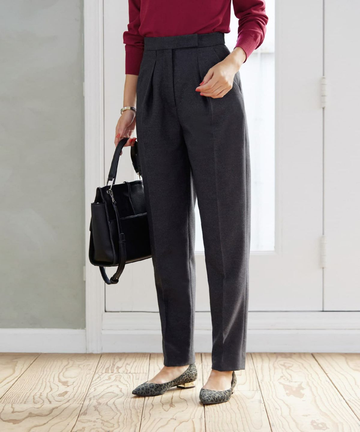 チャコールグレー