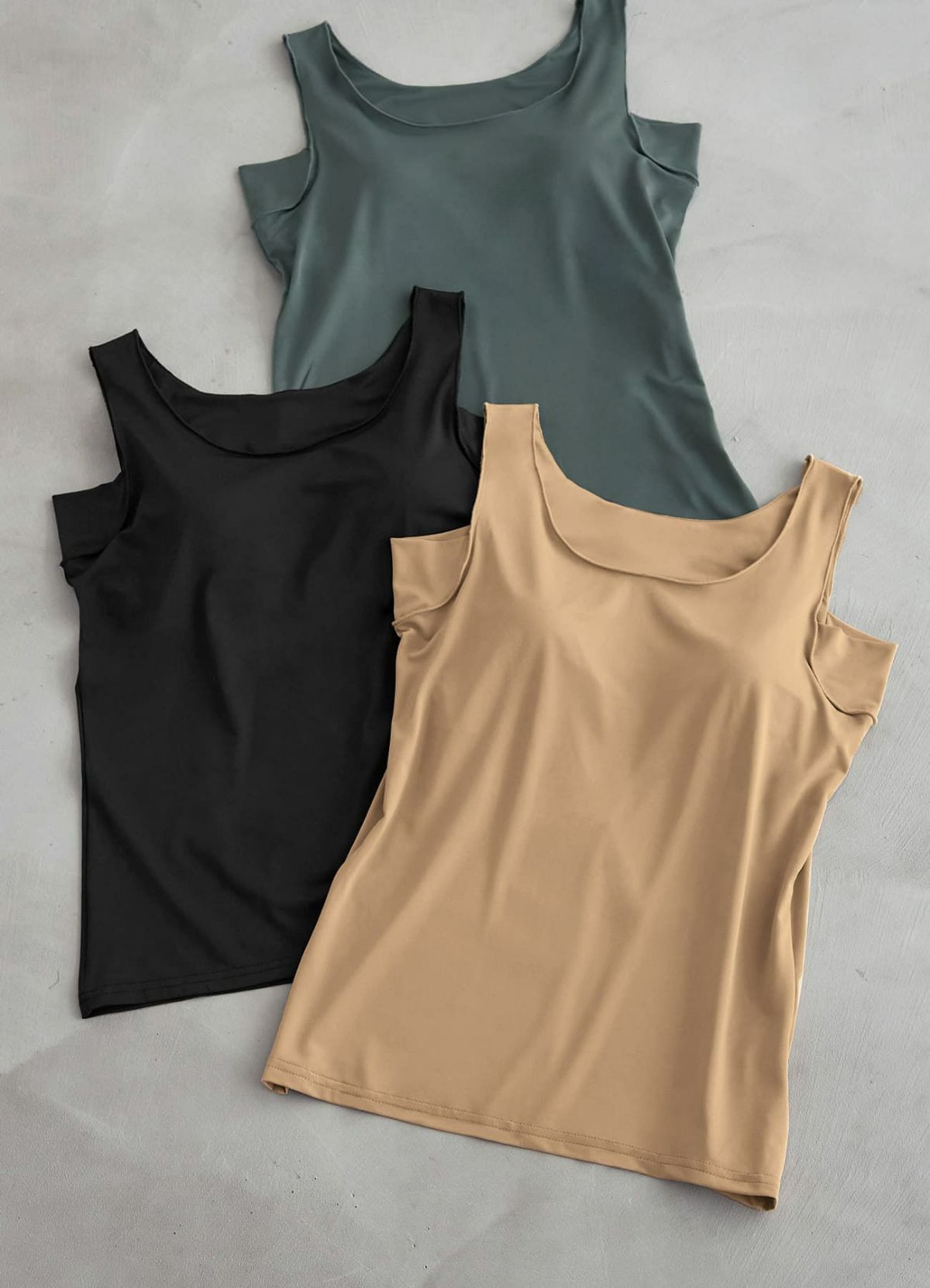 ワキ汗取りカップ付きインナータンクトップ／ローバック