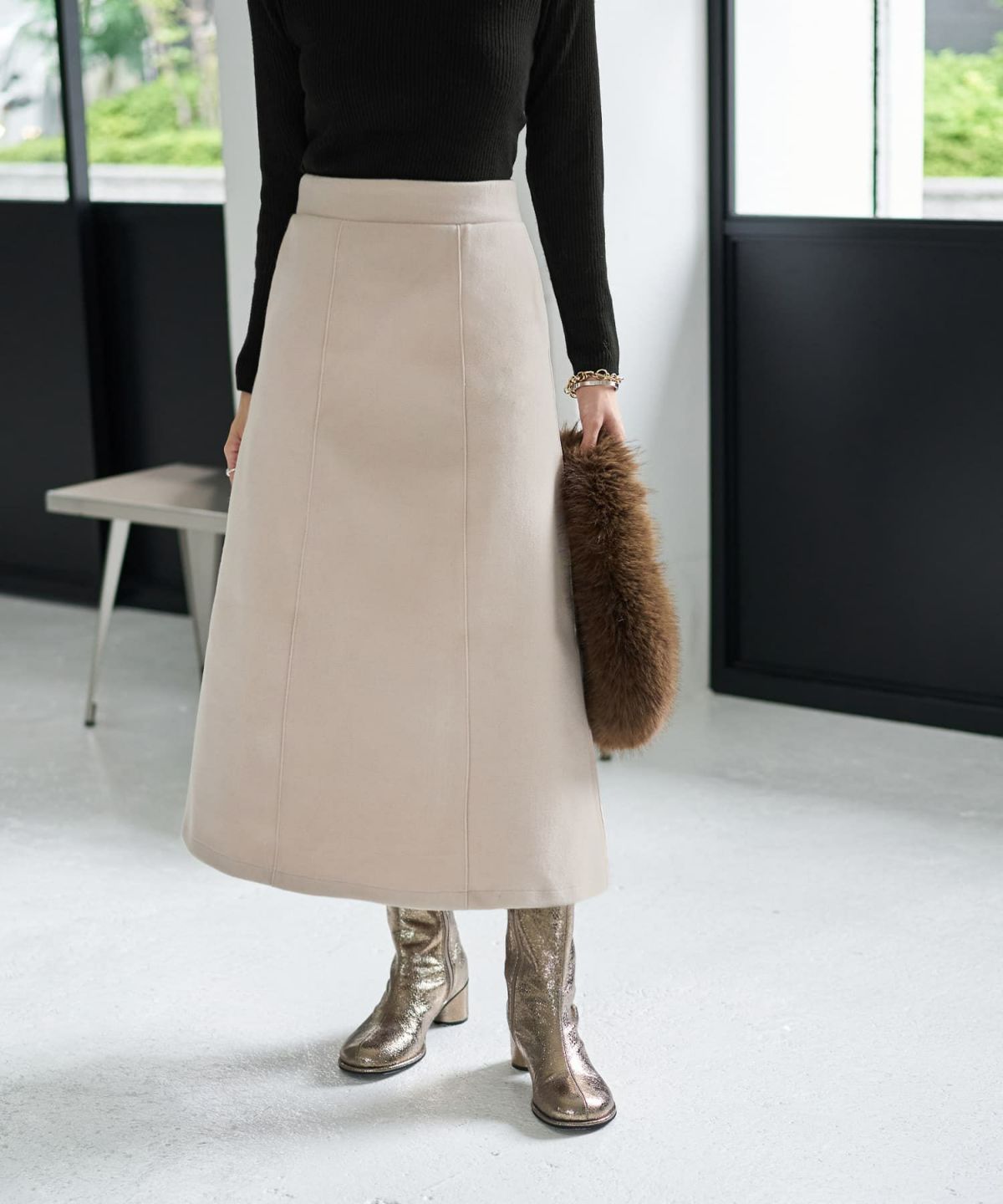 ライトベージュ