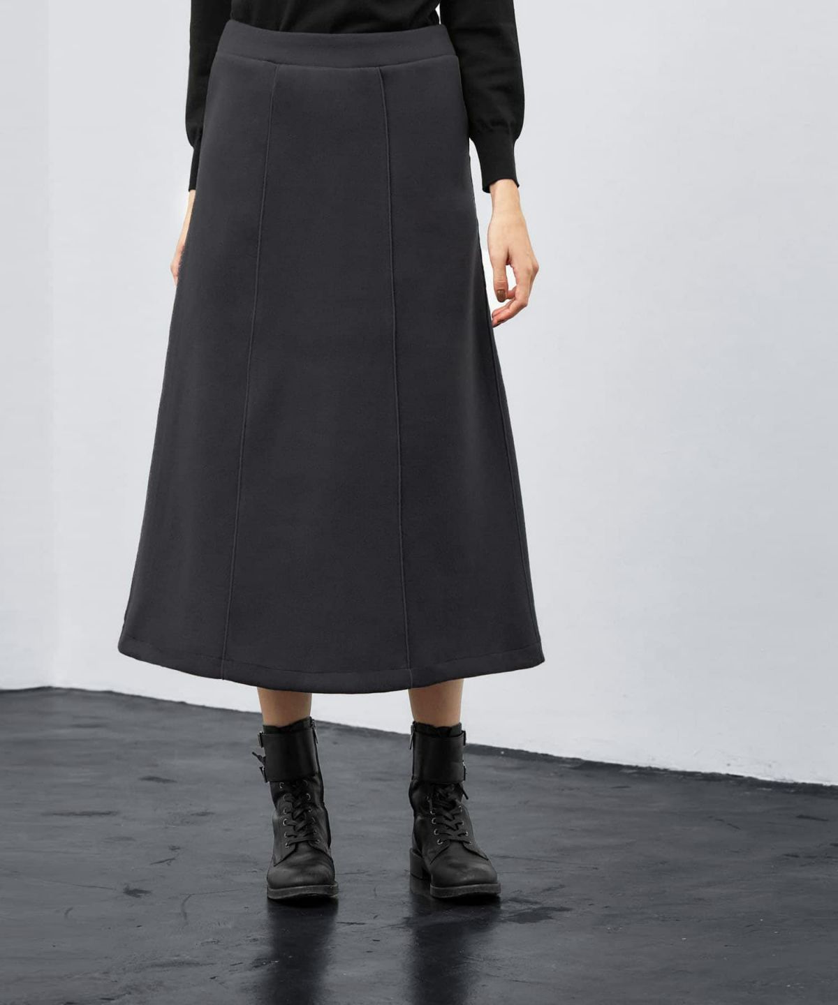 チャコールグレー