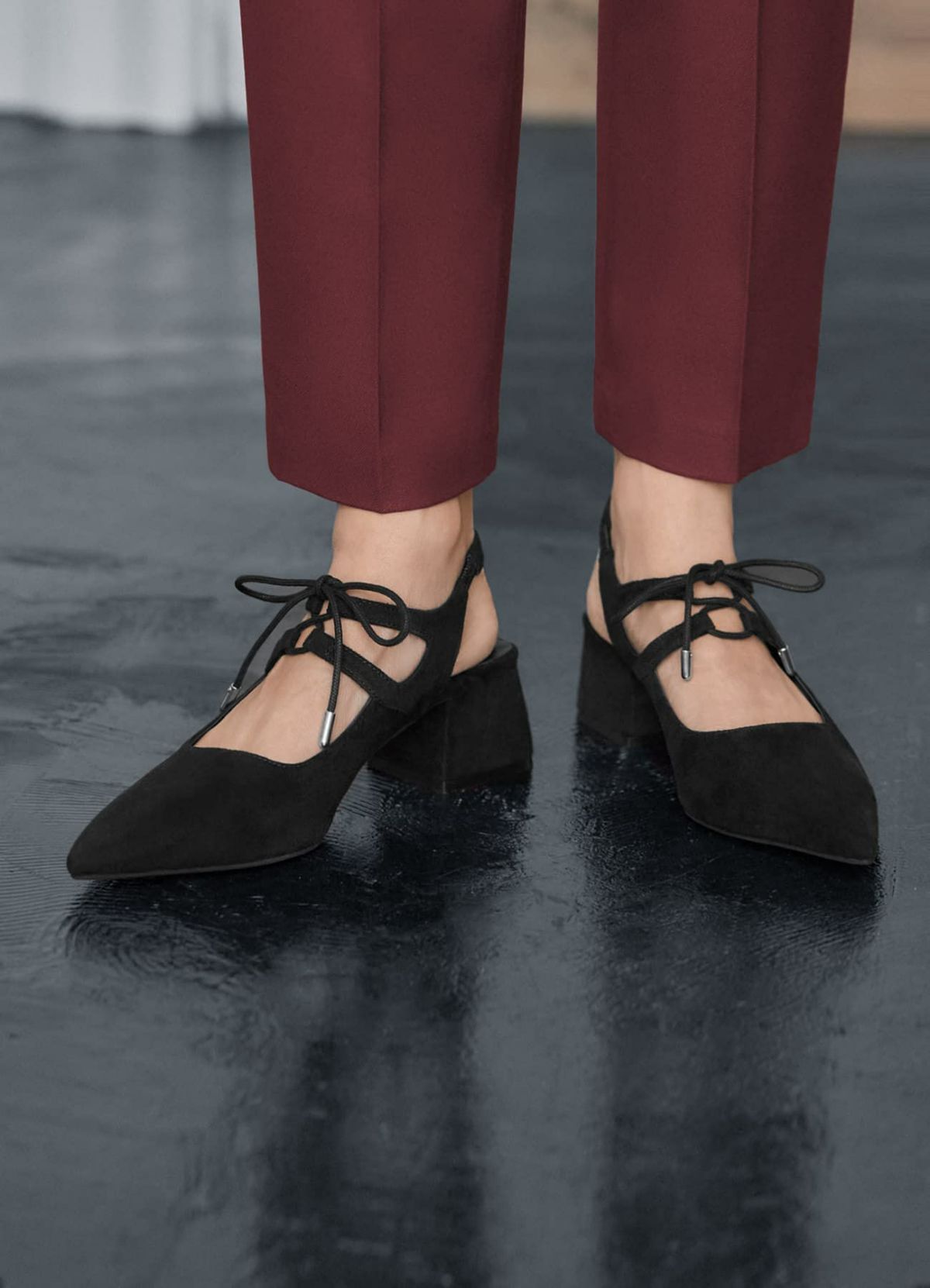 レースアップポインテッドトゥパンプス