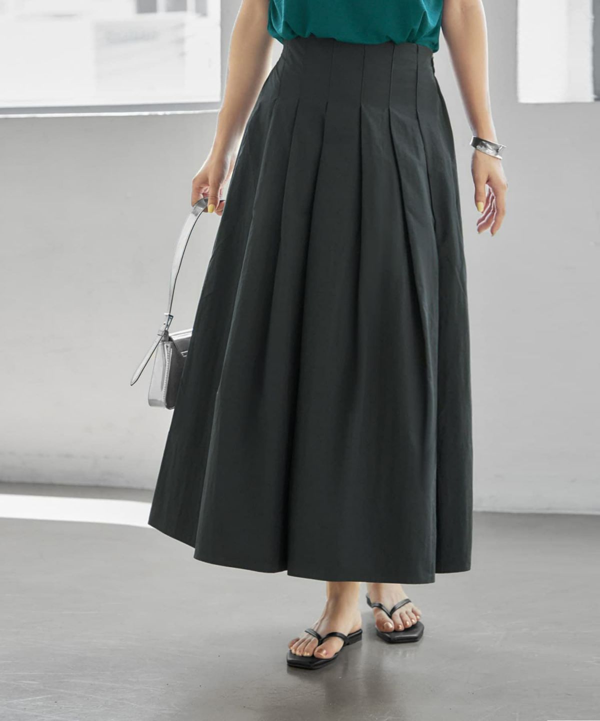 チャコールグレー