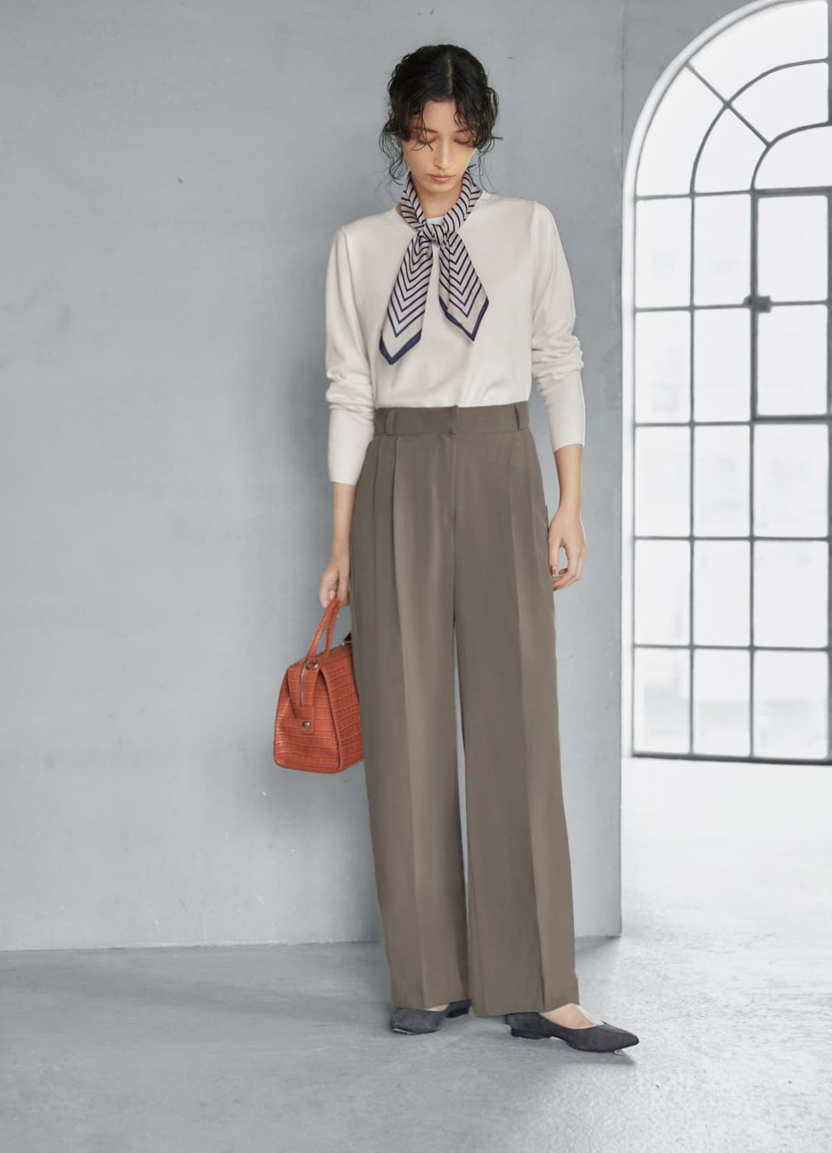 【ピッタリしない】長袖クルーネックニット