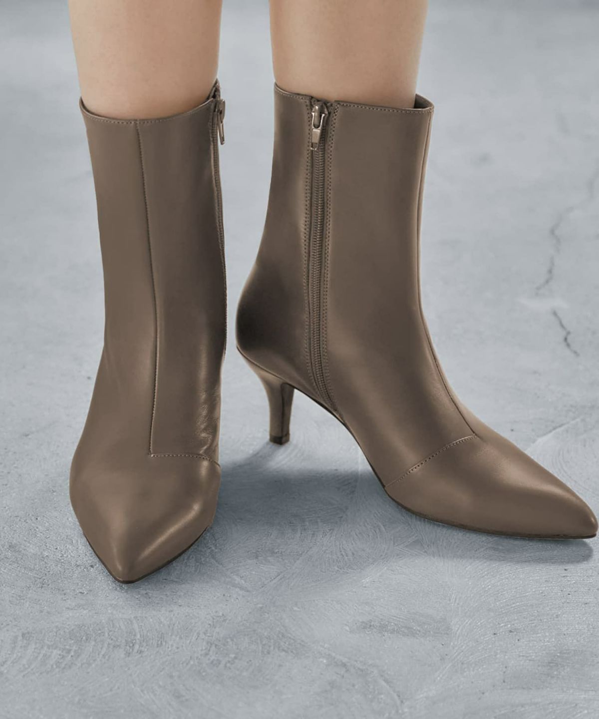 グレイッシュカーキ