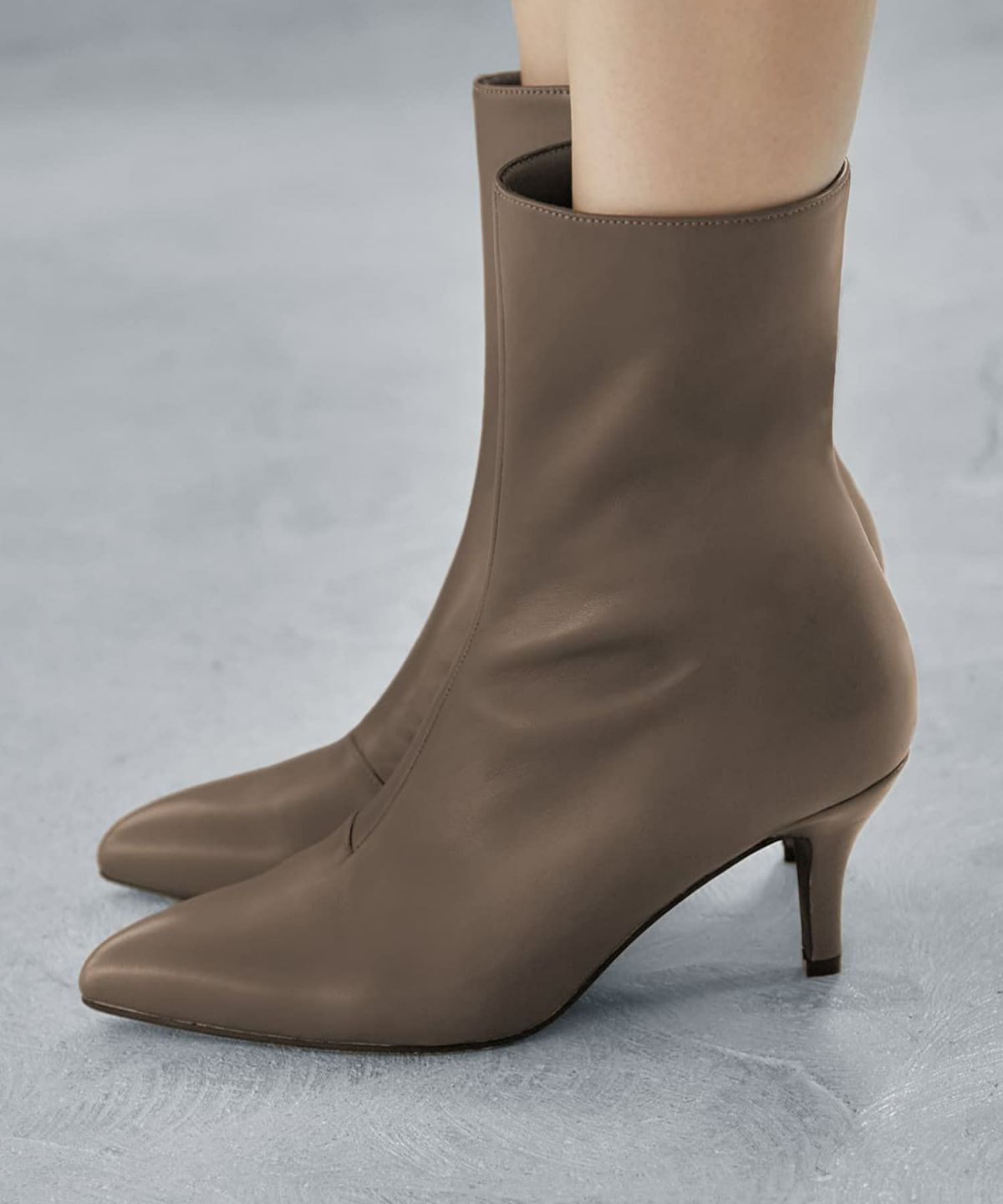 グレイッシュカーキ