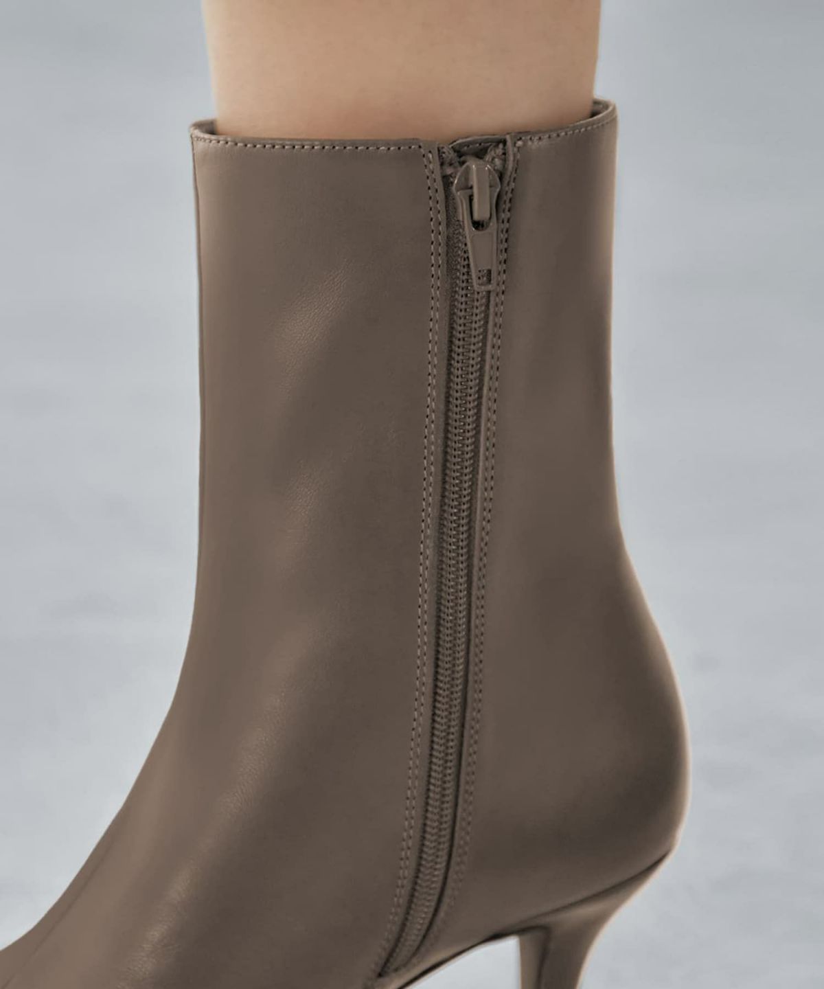 グレイッシュカーキ