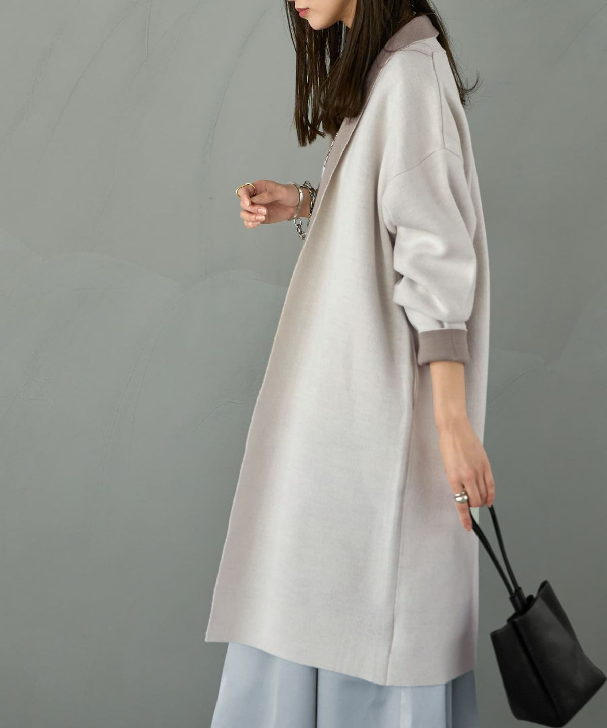 グレイッシュホワイト