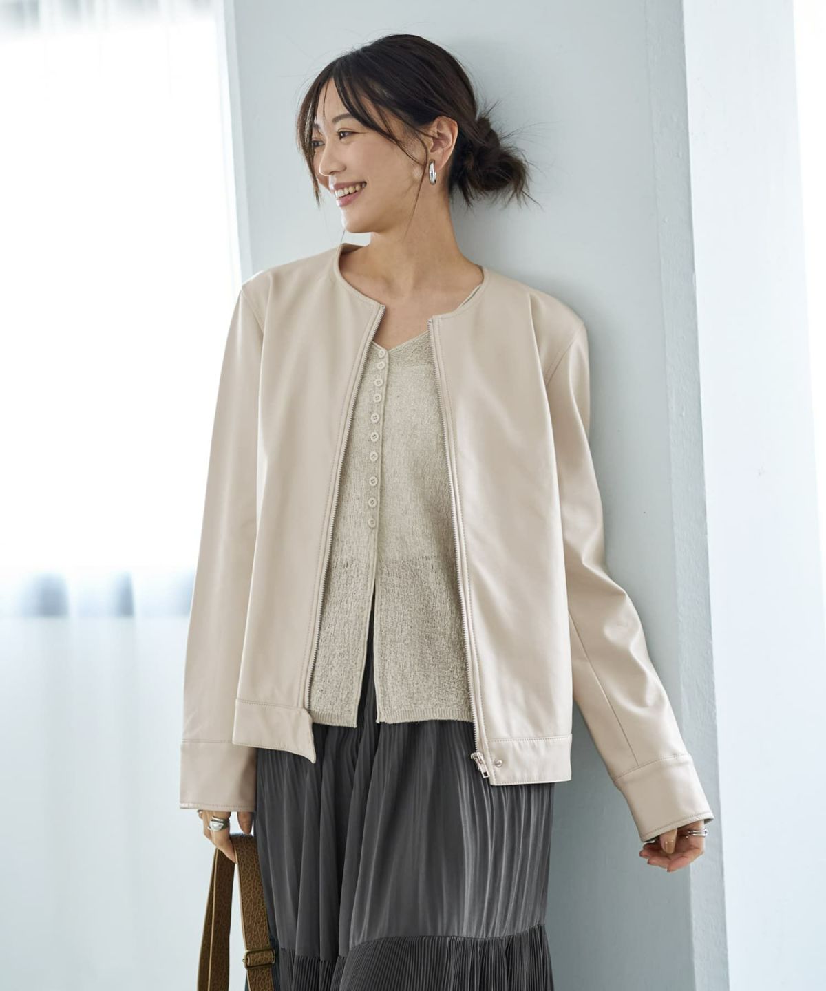 グレイッシュホワイト