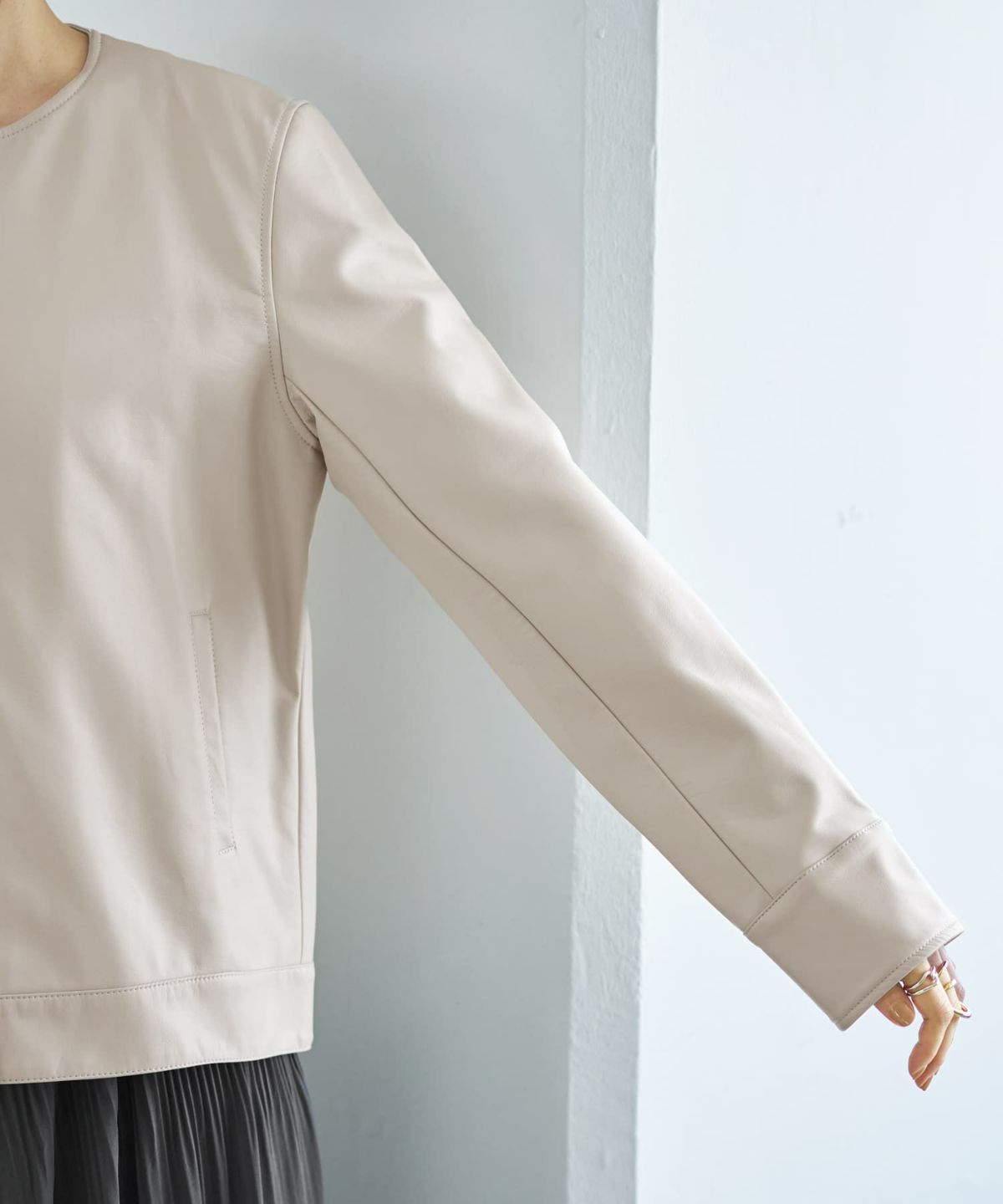 着用イメージ 166cm グレイッシュホワイト S-Mサイズ