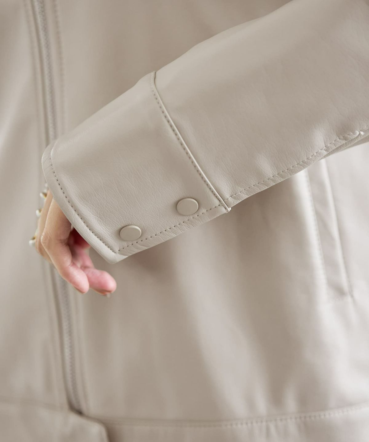 着用イメージ 166cm グレイッシュホワイト S-Mサイズ