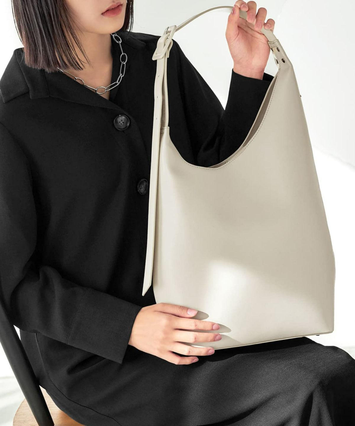 グレイッシュホワイト 