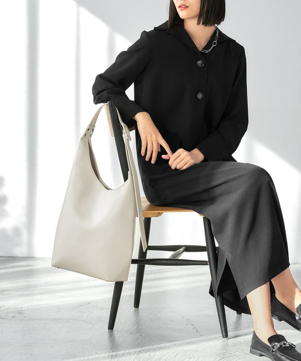 グレイッシュホワイト 