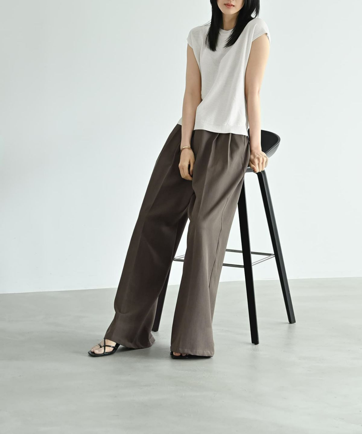 チャコールグレー