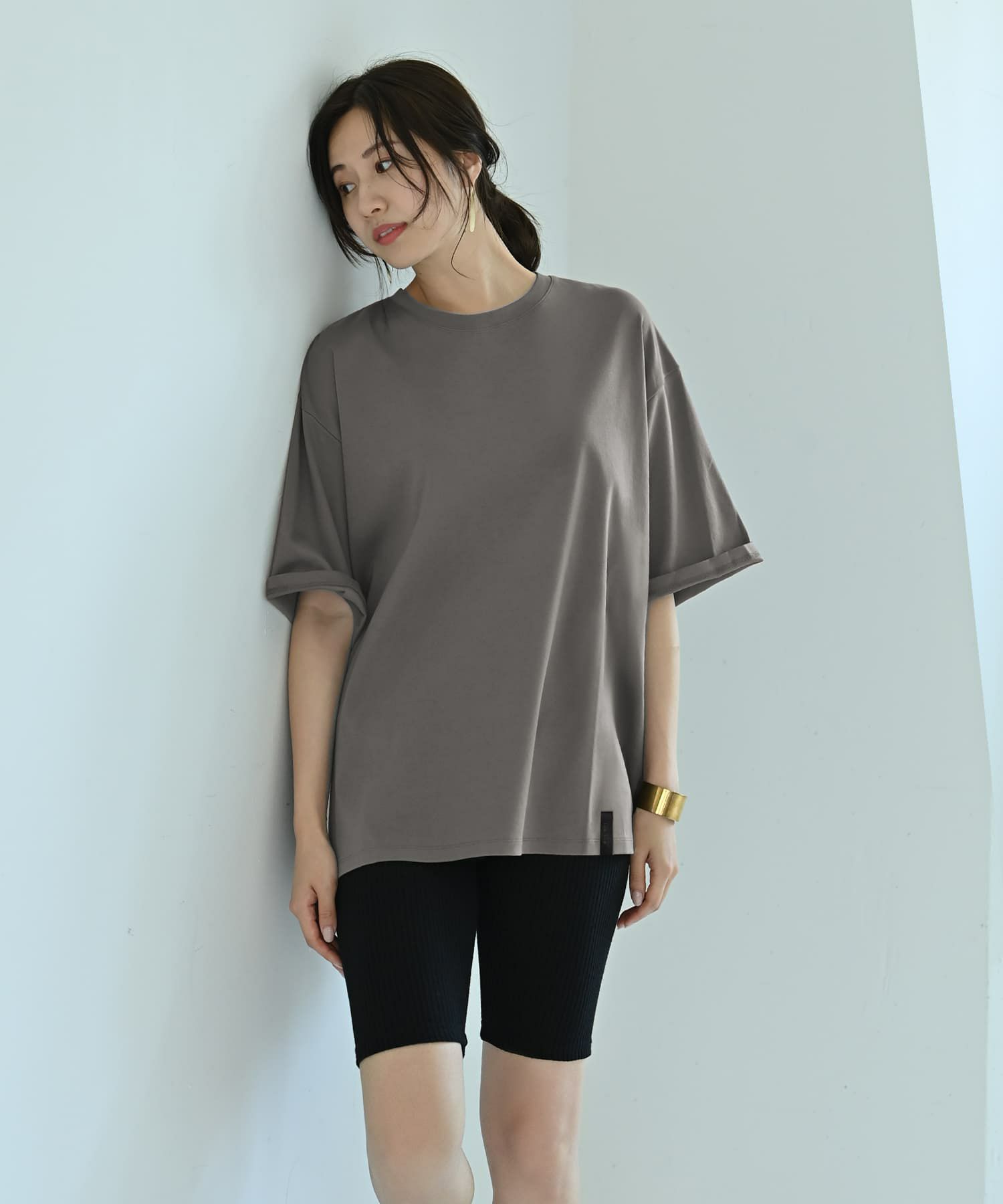 グレー