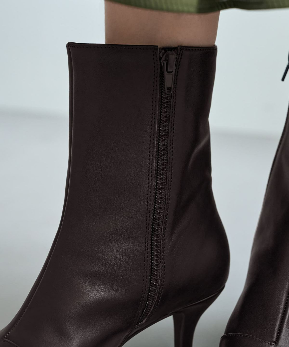 ダークブラウン