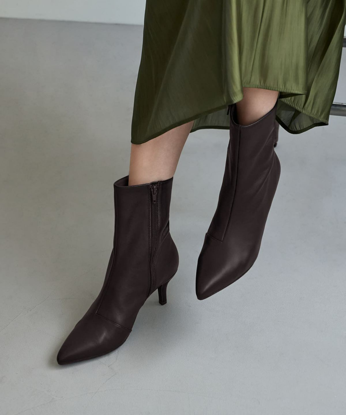 ダークブラウン