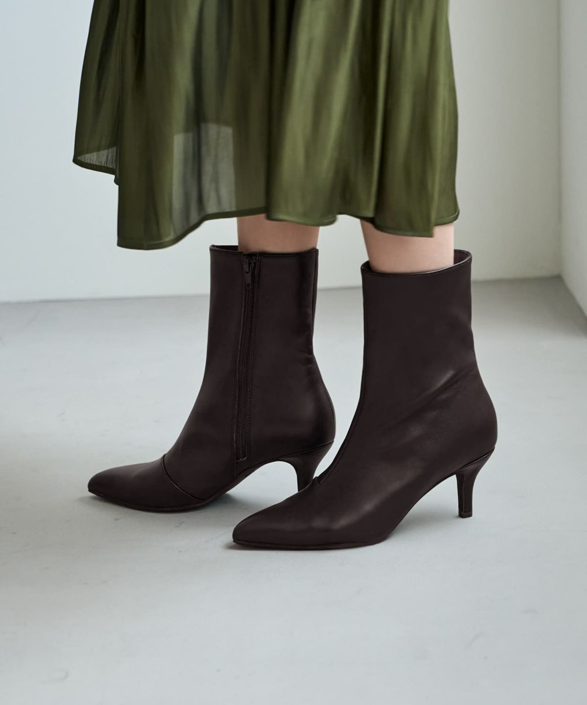 ダークブラウン