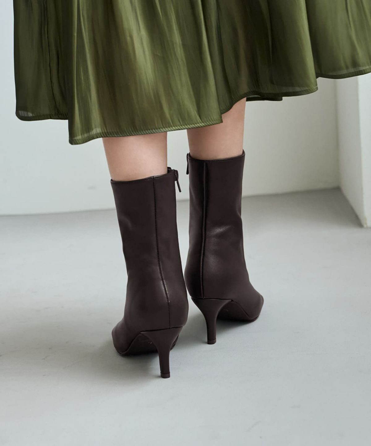 ダークブラウン