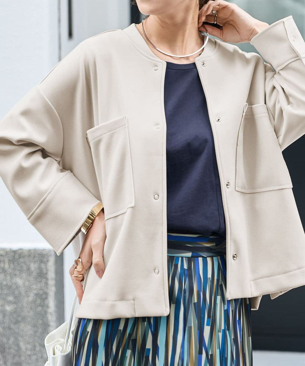 グレイッシュホワイト