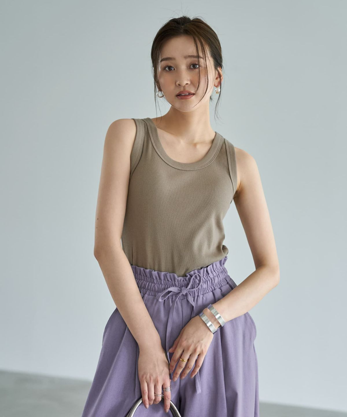 オリーブベージュ