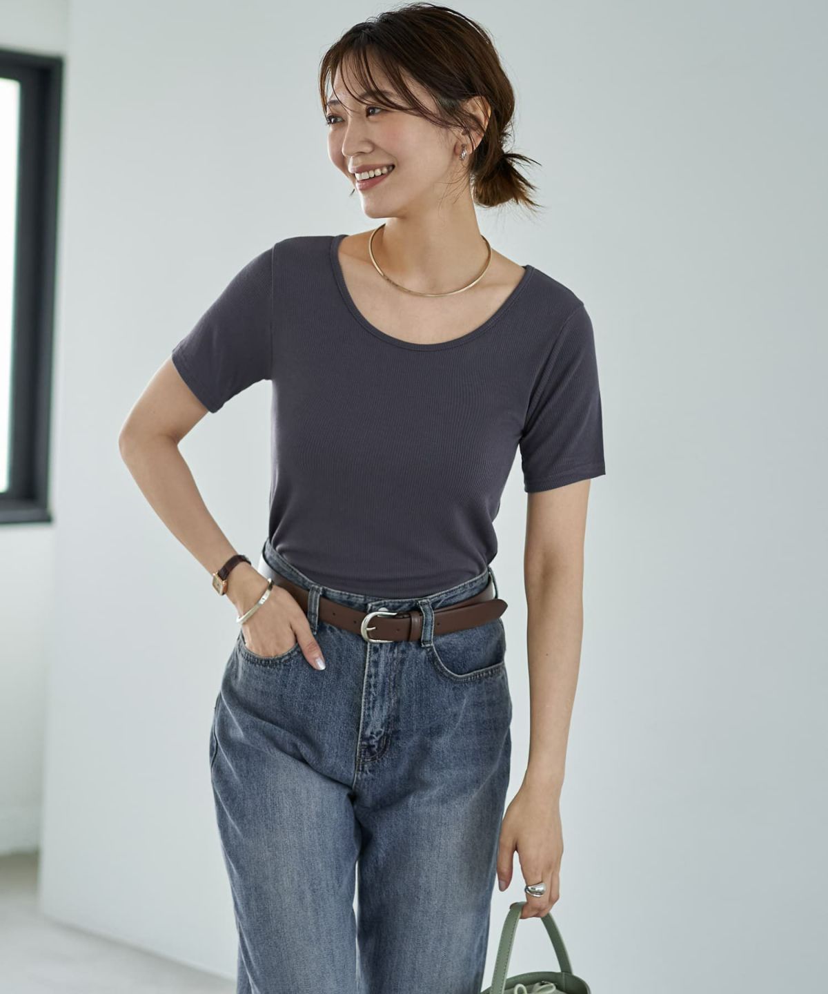 チャコールグレー