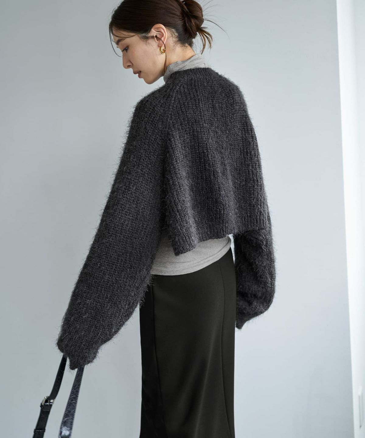 チャコールグレー