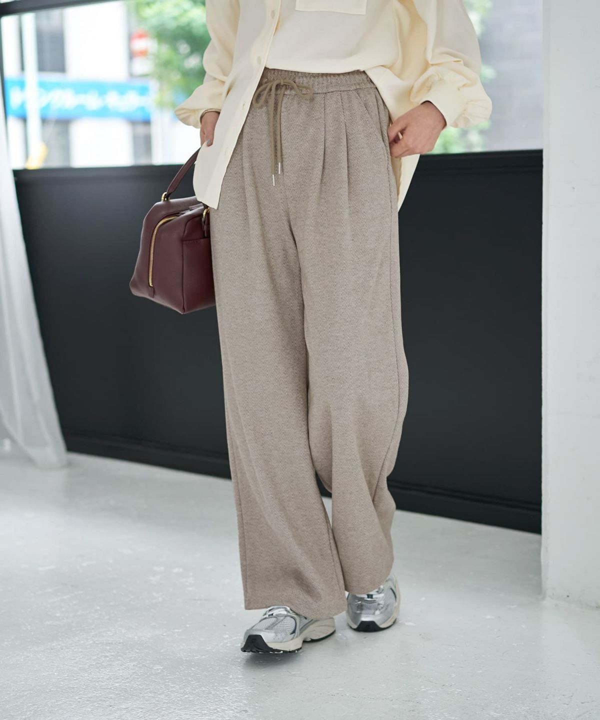 ライトベージュ