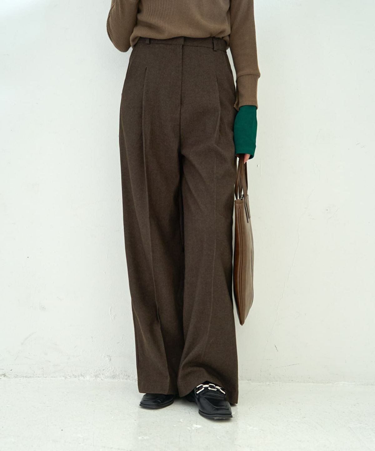 ダークブラウン