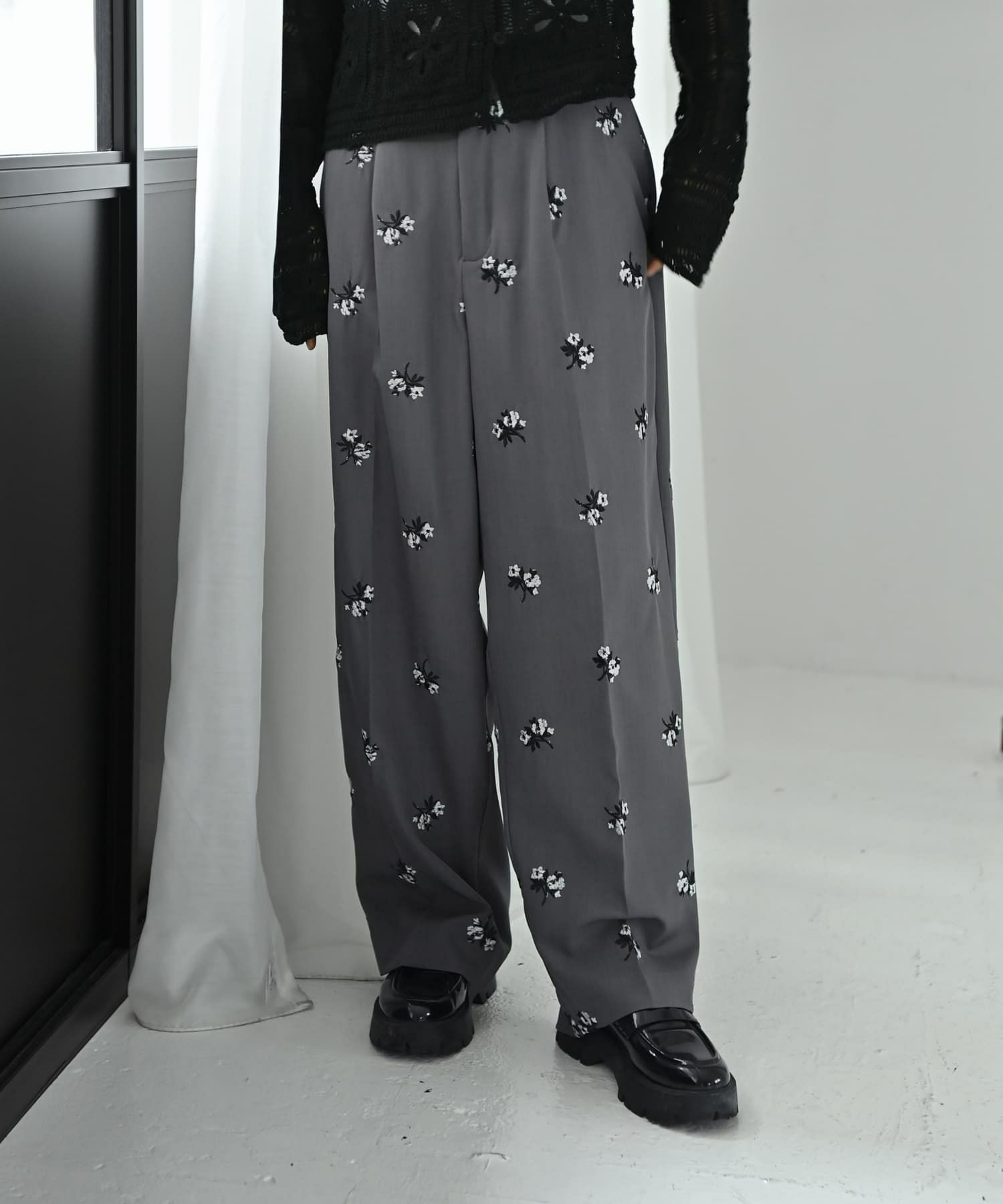 グレー