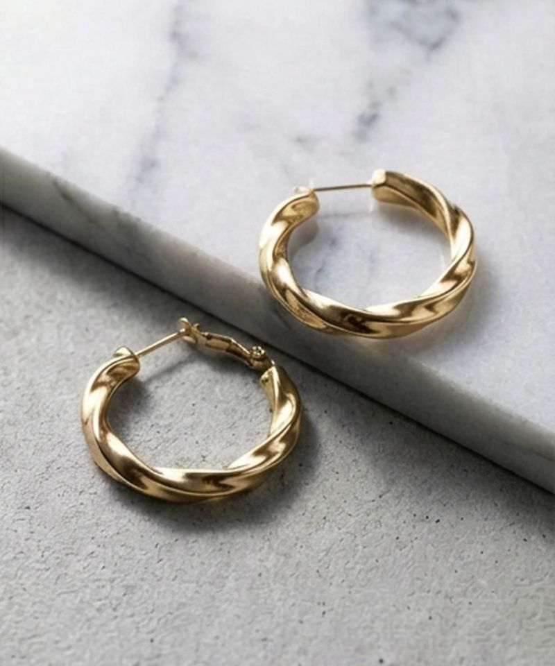 DELI by】ツイストゴールドフープピアス | おしゃれな大人レディース